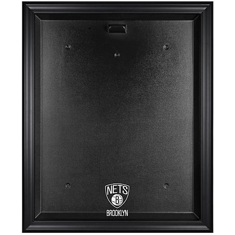 Vitrine de présentation du maillot avec logo encadré noir des Brooklyn Nets
