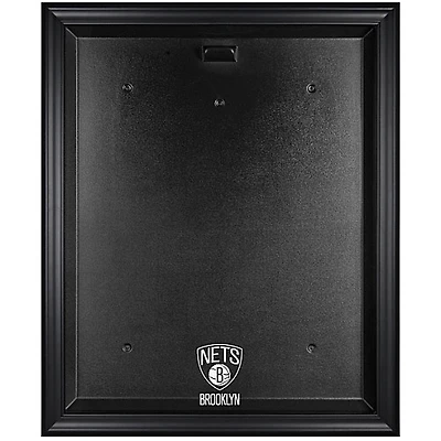 Vitrine de présentation du maillot avec logo encadré noir des Brooklyn Nets