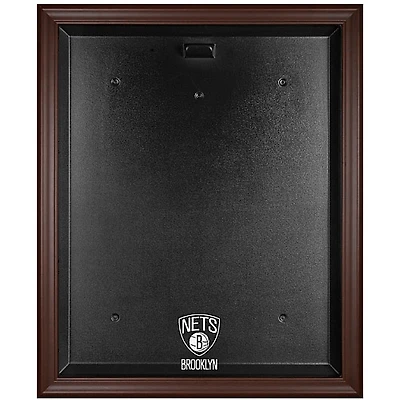 Vitrine de présentation du maillot avec logo encadré marron des Brooklyn Nets