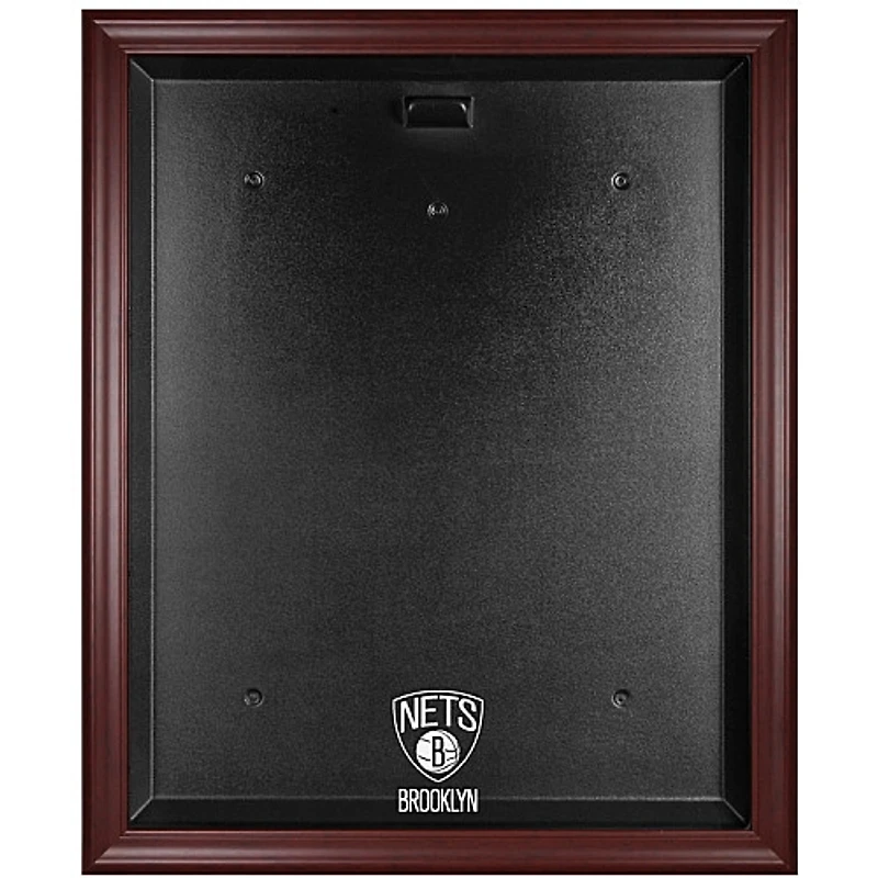 Vitrine de présentation du maillot avec logo encadré en acajou des Brooklyn Nets