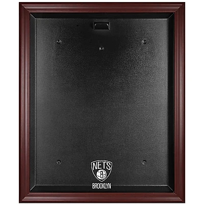 Vitrine de présentation du maillot avec logo encadré en acajou des Brooklyn Nets