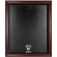 Vitrine de présentation du maillot avec logo encadré en acajou des Brooklyn Nets