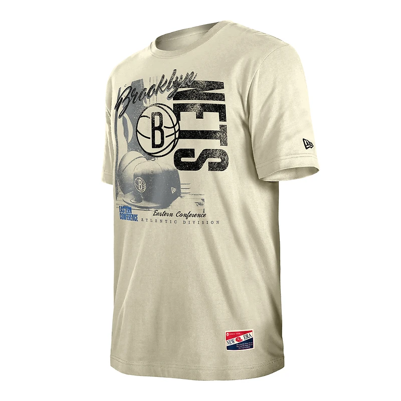 T-shirt New Era pour homme avec imprimé rétro des Brooklyn Nets, couleur crème