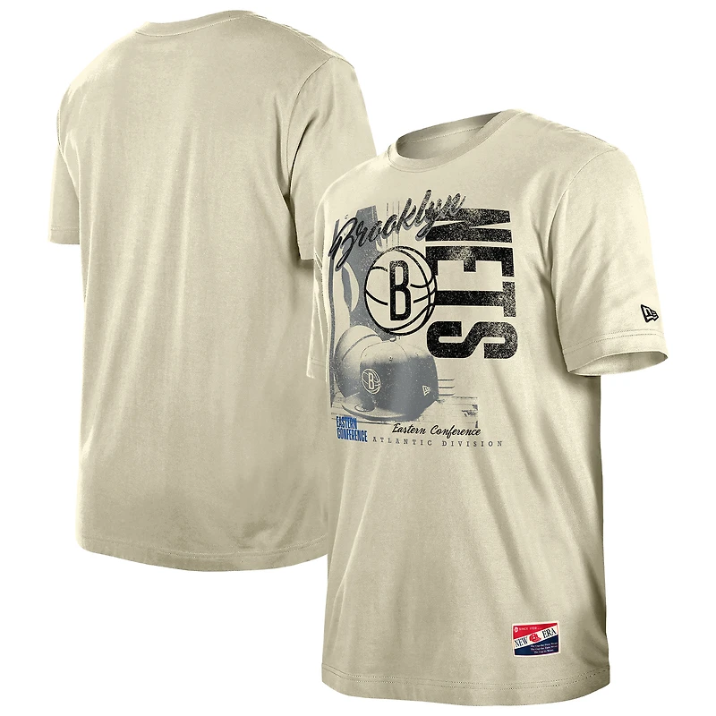 T-shirt New Era pour homme avec imprimé rétro des Brooklyn Nets, couleur crème