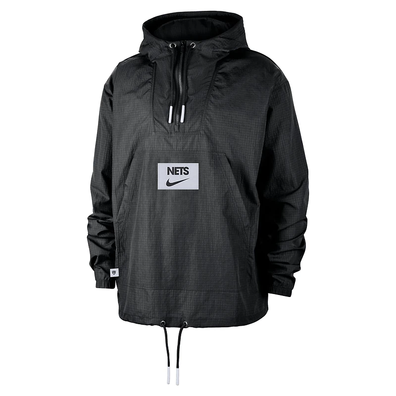 Veste à capuche Nike noire Brooklyn Nets Courtside Premium Club Anorak quart de zip pour homme