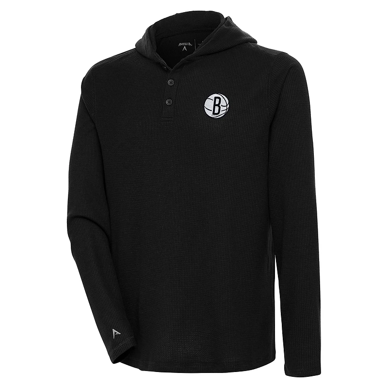 T-shirt à capuche Henley manches longues Antigua Black Brooklyn Nets Strong Hold pour homme