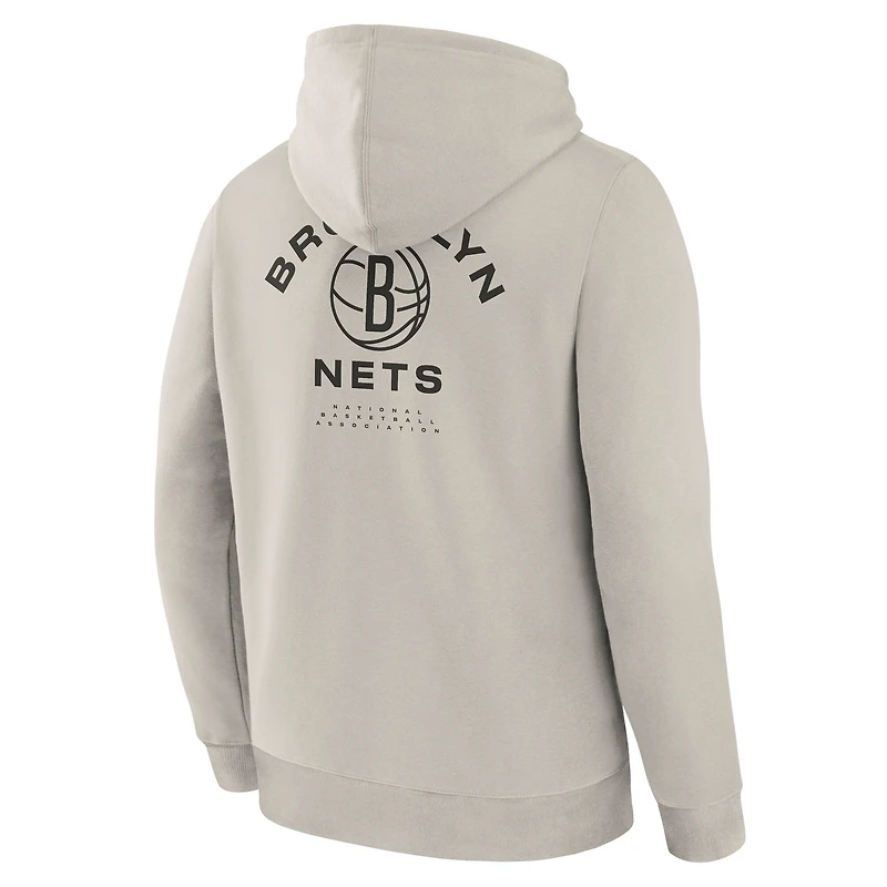 Sweat à capuche premium blanc cassé pour homme, collection Crossover des Brooklyn Nets, avec logo Blocked Shot