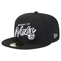 Casquette ajustée 59FIFTY Sport Night Script noire pour homme de New Era Brooklyn Nets