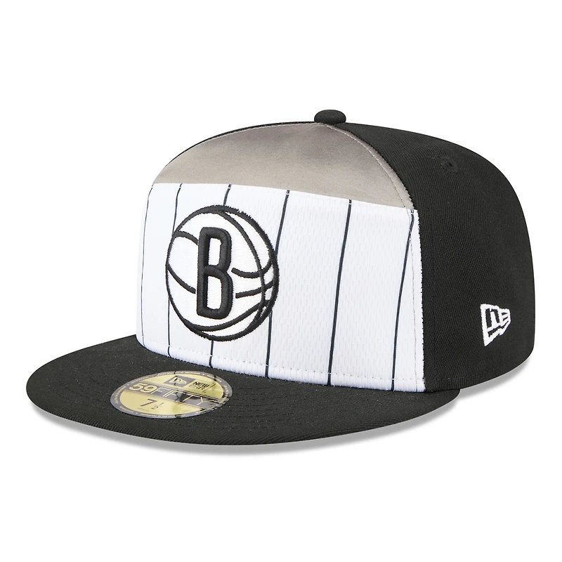 Casquette ajustée 59FIFTY blanche/noire pour homme New Era Brooklyn Nets 2025 NBA Tip Off Split Panel
