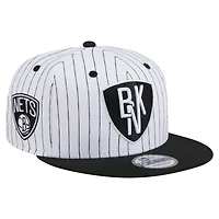 Casquette snapback New Era Deceptor 9FIFTY à rayures fines pour homme, blanche, des Brooklyn Nets