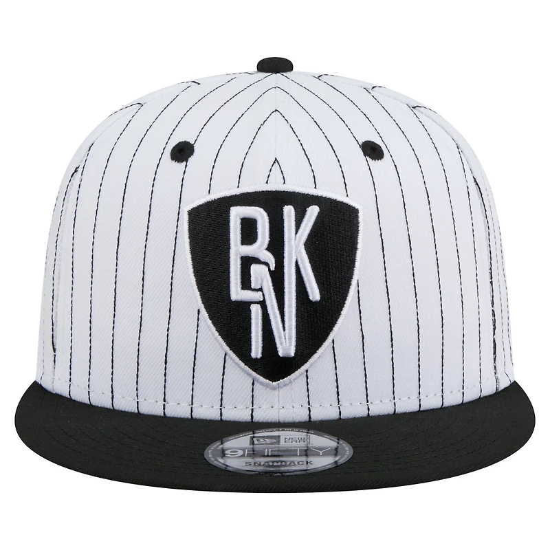 Casquette snapback New Era Deceptor 9FIFTY à rayures fines pour homme, blanche, des Brooklyn Nets