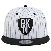 Casquette snapback New Era Deceptor 9FIFTY à rayures fines pour homme, blanche, des Brooklyn Nets