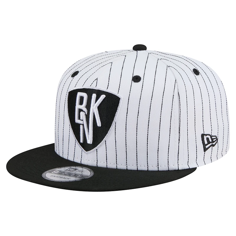 Casquette snapback New Era Deceptor 9FIFTY à rayures fines pour homme, blanche, des Brooklyn Nets