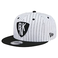 Casquette snapback New Era Deceptor 9FIFTY à rayures fines pour homme, blanche, des Brooklyn Nets