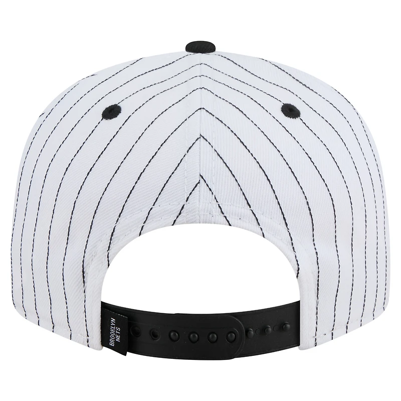 Casquette snapback New Era Deceptor 9FIFTY à rayures fines pour homme, blanche, des Brooklyn Nets