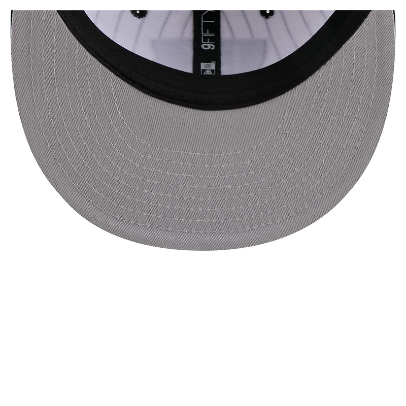 Casquette snapback New Era Deceptor 9FIFTY à rayures fines pour homme, blanche, des Brooklyn Nets