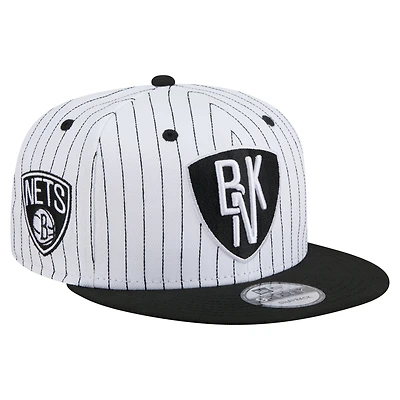 Casquette snapback New Era Deceptor 9FIFTY à rayures fines pour homme, blanche, des Brooklyn Nets