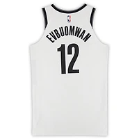Maillot Nike blanc n° 12 des Brooklyn Nets de Tosan Evbuomwan, utilisé lors du match contre les Houston Rockets le 1er février 2025 - Taille 48+4