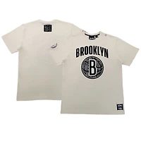 T-shirt unisexe NBA x Two Hype Crème Brooklyn Nets Culture & Hoops