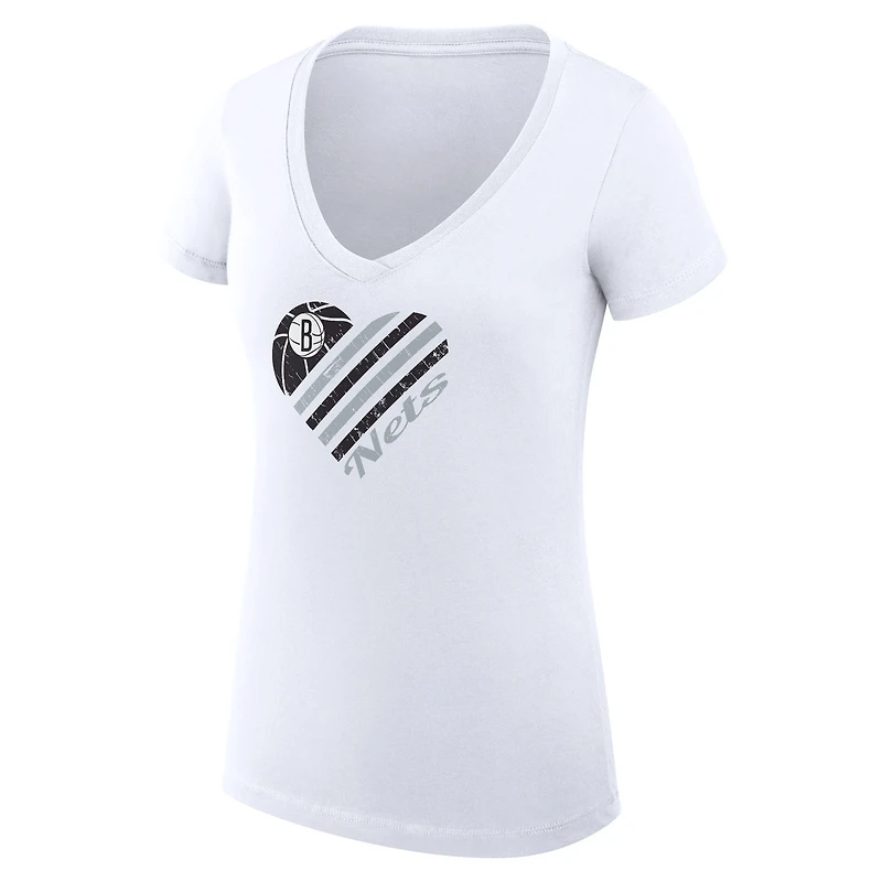 T-shirt léger à col en V et coupe ultra-ajustée G-III 4Her by Carl Banks pour femme, motif cœur, blanc, Brooklyn Nets