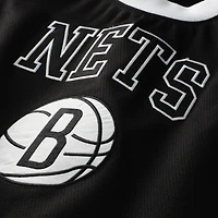 Débardeur court de basketball à col rond noir Brooklyn Nets pour femmes la marque Hype and Vice.