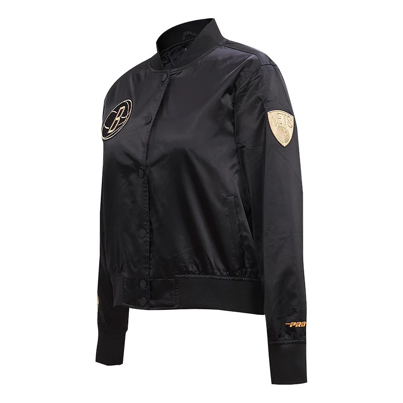 Veste universitaire à bouton-pression en satin Glam Brooklyn Nets noir Pro Standard pour femme