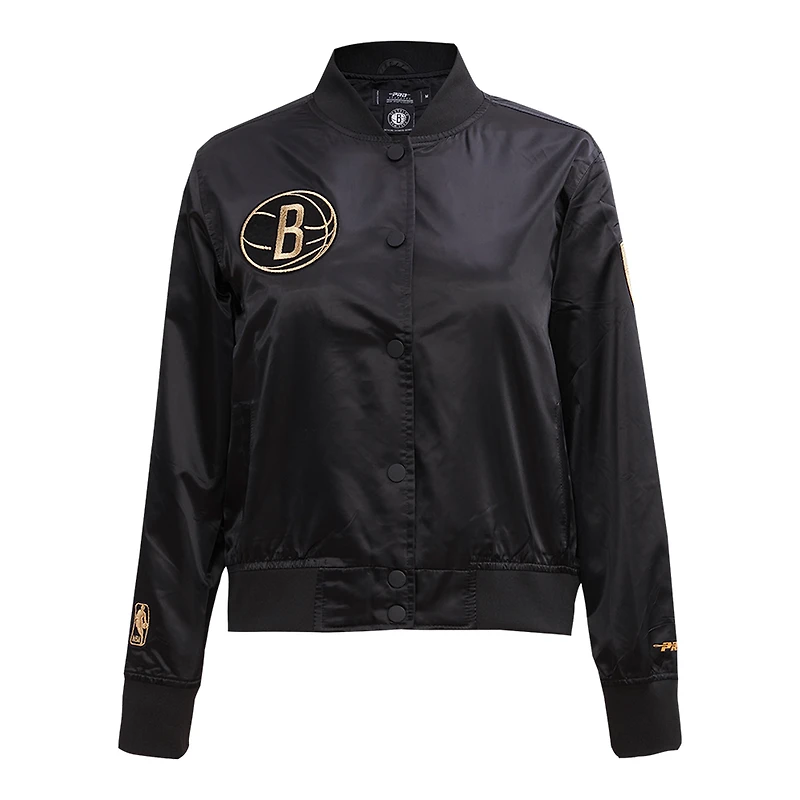 Veste universitaire à bouton-pression en satin Glam Brooklyn Nets noir Pro Standard pour femme