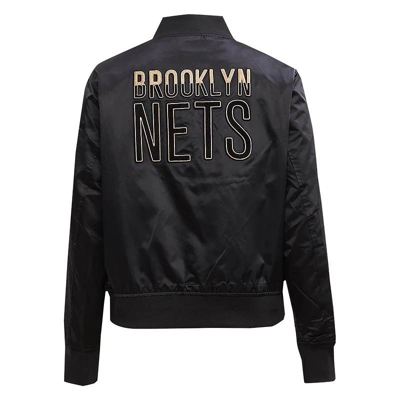 Veste universitaire à bouton-pression en satin Glam Brooklyn Nets noir Pro Standard pour femme