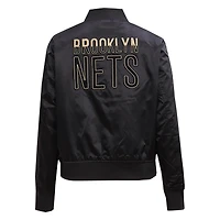 Veste universitaire à bouton-pression en satin Glam Brooklyn Nets noir Pro Standard pour femme
