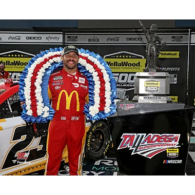 Photo de Bubba Wallace (sans contrat) lors la célébration du YellaWood 500 2021, devant une voiture