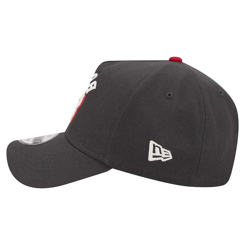 Casquette ajustable New Era 9FORTY noire pour homme, modèle Bubba Wallace à coutures inversées et motif chaînette inversée.
