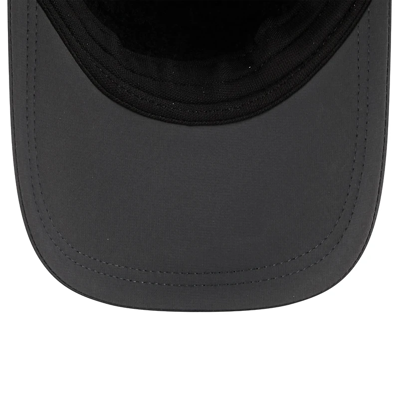 Casquette ajustable Buffalo Bills 2025 Sideline Runner pour homme New Era, couleur charbon, avec oreilles de chien