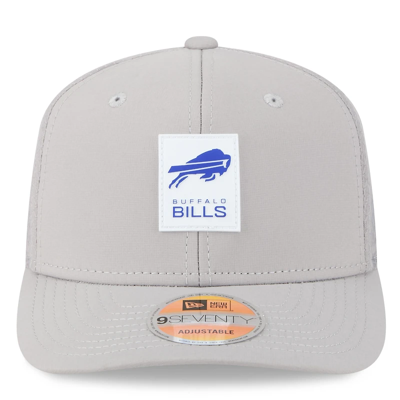 Casquette camionneur ajustable 9SEVENTY grise Buffalo Bills 2025 Sideline pour homme de New Era