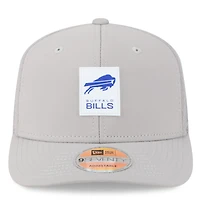 Casquette camionneur ajustable 9SEVENTY grise Buffalo Bills 2025 Sideline pour homme de New Era