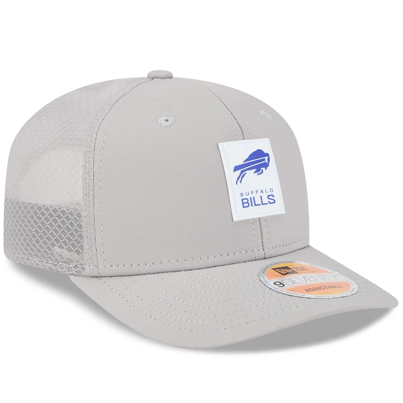 Casquette camionneur ajustable 9SEVENTY grise Buffalo Bills 2025 Sideline pour homme de New Era