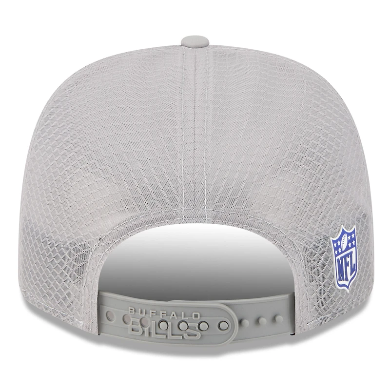 Casquette camionneur ajustable 9SEVENTY grise Buffalo Bills 2025 Sideline pour homme de New Era