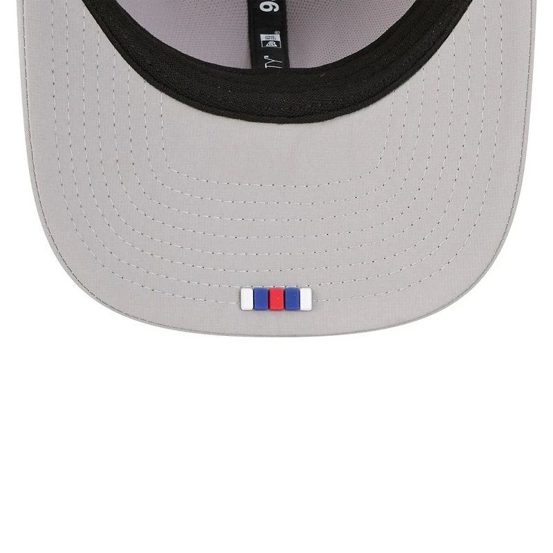 Casquette camionneur ajustable 9SEVENTY grise Buffalo Bills 2025 Sideline pour homme de New Era