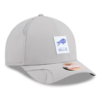 Casquette ajustable New Era grise Buffalo Bills 2025 Sideline M-Crown 9FORTY pour homme