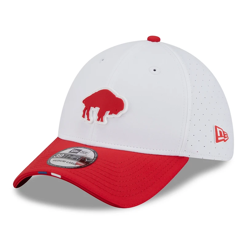 Casquette New Era 39THIRTY Flex blanche/rouge pour homme, logo rétro du camp d'entraînement NFL 2025 des Buffalo Bills