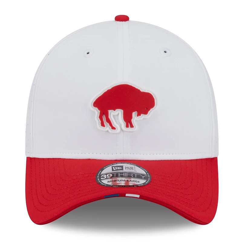 Casquette New Era 39THIRTY Flex blanche/rouge pour homme, logo rétro du camp d'entraînement NFL 2025 des Buffalo Bills