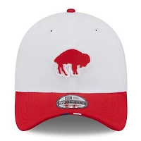 Casquette New Era 39THIRTY Flex blanche/rouge pour homme, logo rétro du camp d'entraînement NFL 2025 des Buffalo Bills