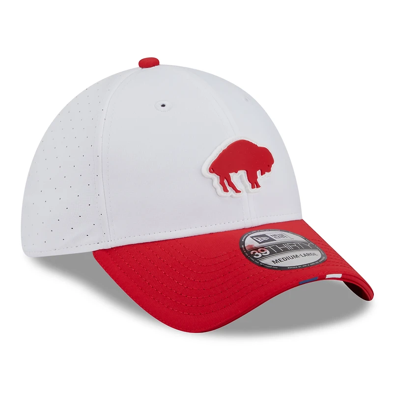 Casquette New Era 39THIRTY Flex blanche/rouge pour homme, logo rétro du camp d'entraînement NFL 2025 des Buffalo Bills