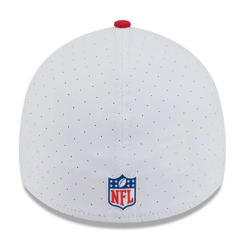 Casquette New Era 39THIRTY Flex blanche/rouge pour homme, logo rétro du camp d'entraînement NFL 2025 des Buffalo Bills