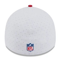 Casquette New Era 39THIRTY Flex blanche/rouge pour homme, logo rétro du camp d'entraînement NFL 2025 des Buffalo Bills