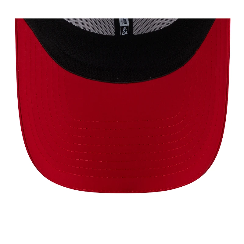 Casquette New Era 39THIRTY Flex blanche/rouge pour homme, logo rétro du camp d'entraînement NFL 2025 des Buffalo Bills