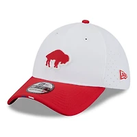 Casquette New Era 39THIRTY Flex blanche/rouge pour homme, logo rétro du camp d'entraînement NFL 2025 des Buffalo Bills