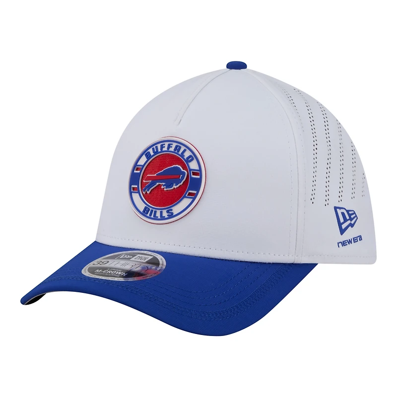 Casquette New Era pour homme, blanche et bleue, avec écusson des Buffalo Bills, modèle 39THIRTY, A monture couronne perforée.