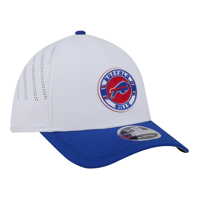 Casquette New Era pour homme, blanche et bleue, avec écusson des Buffalo Bills, modèle 39THIRTY, A monture couronne perforée.
