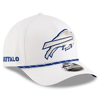 Casquette ajustable New Era 9FORTY M-Crown A-Frame pour homme, collection Rivalries 2025, Buffalo Bills, blanche