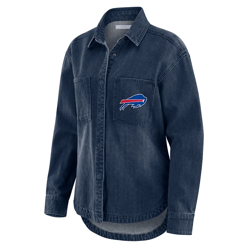 Veste-chemise surdimensionnée en denim délavé Buffalo Bills pour femme par Erin Andrews